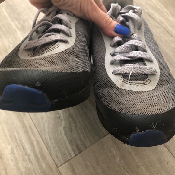 Nike Air Max Invigor Sneakers Shoes Black Wolf Grey Youth Size 4.5 - Picture 7 of 7